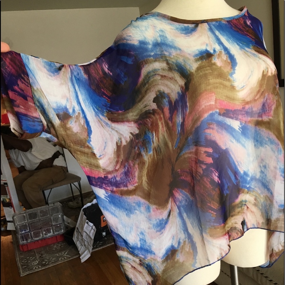 A blouse - Picture 2 of 3